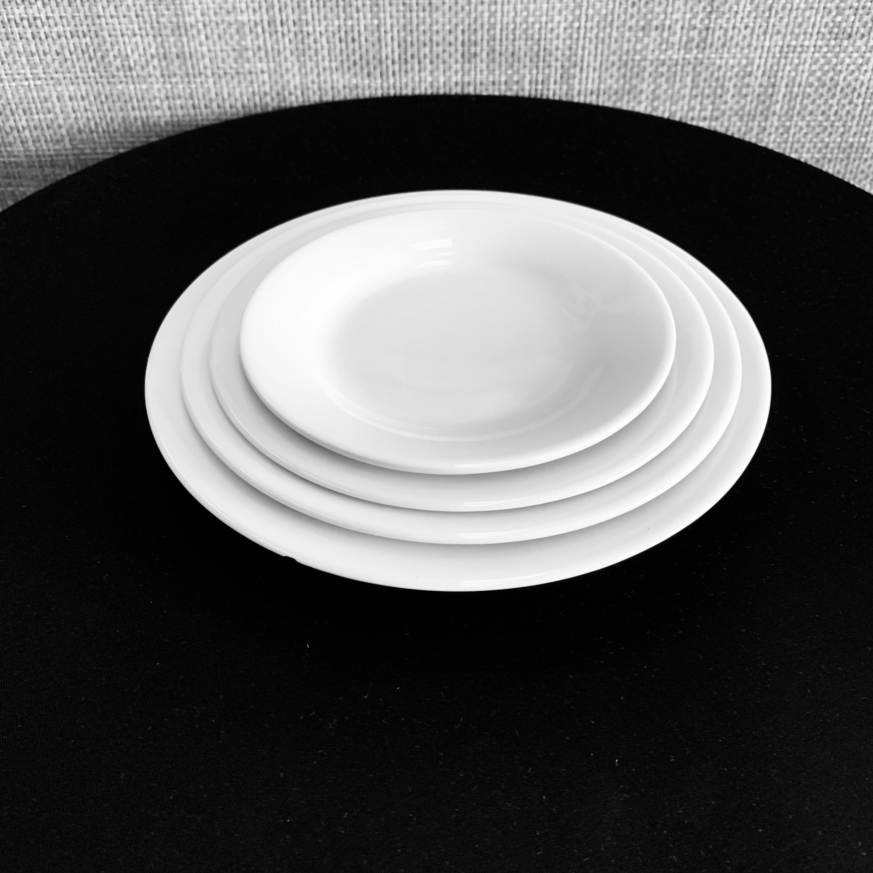 assiette creuse blanche en porcelaine resistante 25cm a rebord